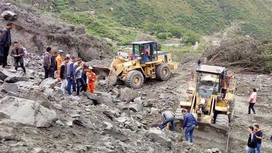 6-24 四川茂县发生山体高位垮塌 100余人被埋