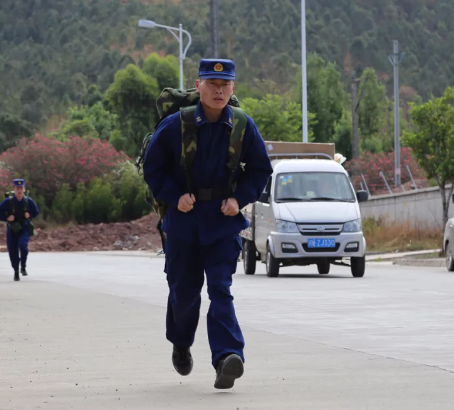 最美四川应急人_争做党和人民的忠诚卫士当好英雄大队“领头人”.